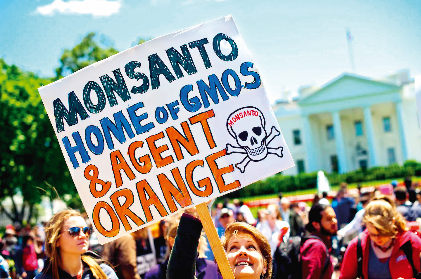 Monsanto, sektörle hiçbir bağlantısı yokmuş gibi görünen pek çok kişiyi istihdam ediyor .