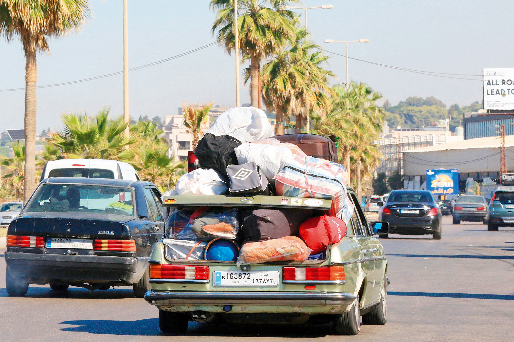 İran'ın terk ettiği Hizbullah'ın arkasındaki halk desteği hızla eriyorken, israil Beyrut'un Chiyah, Dahiyeh, Burj Al Barajneh, Bekaa, Tyre, Nebatiyeh ve Mashgarah mahalleleri başta olmak üzere birçok yeri hedef gözetmeksizin bombalıyor. Sabra ve Şatilla kentlerinden kitleler halinde göç dalgası başladı. Yerinden edilen halkın gıda ve içilebilir suya erişimi neredeyse imkânsız hale gelmiş durumda.