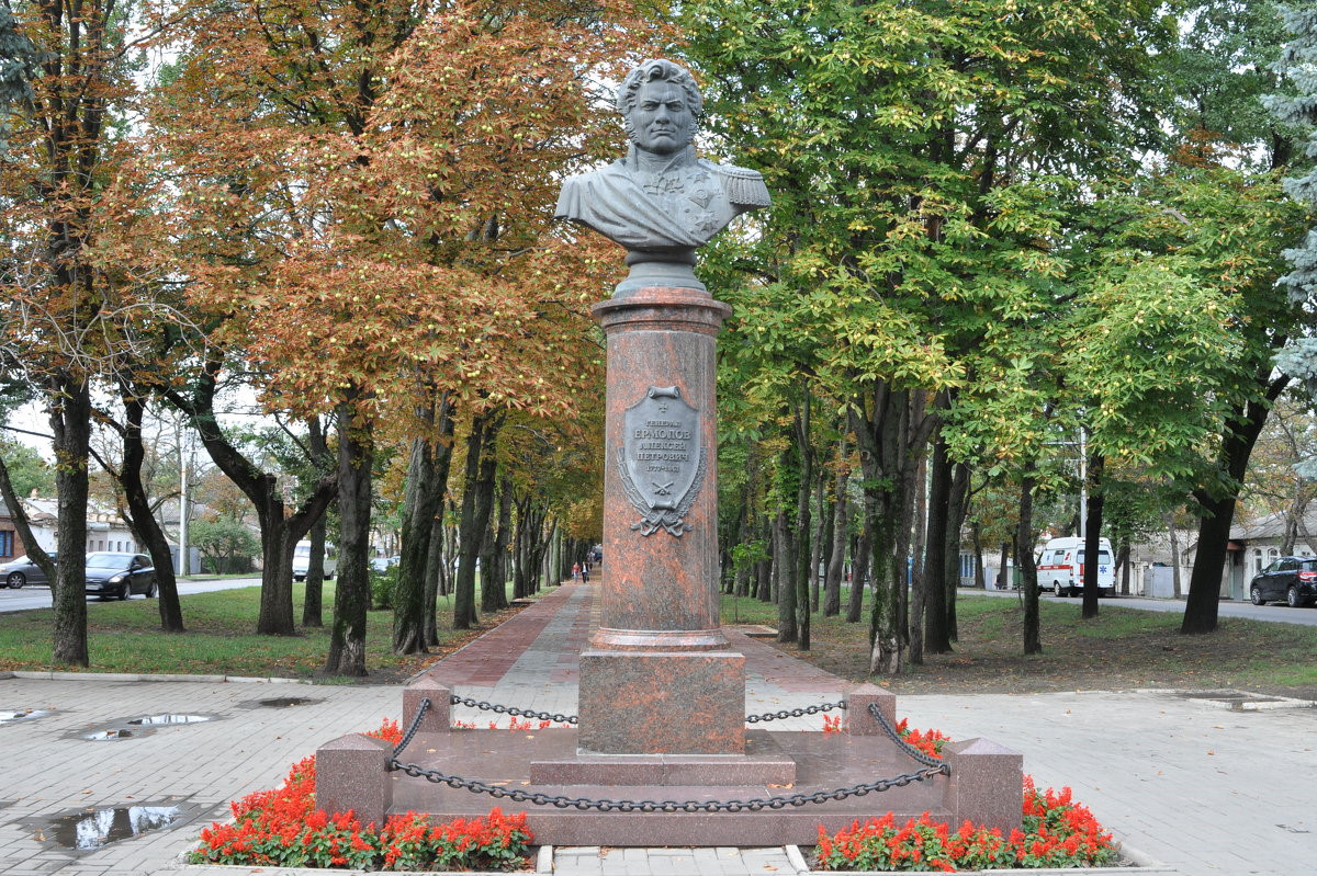 Stavropol Krayı'ndaki Aleksey Yermolov büstü, 2007'de başlayan ve 6 hafta süren milliyetçi Rusların Kuzey Kafkasyalılara karşı başlattığı etnik başkaldırının merkezi konumunda yer alıyordu.