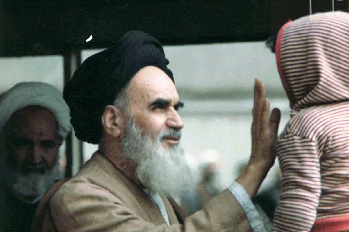 Pehlevî'yi devirecek halk hareketini başlatan kişi olan Ruhullah Humeynî. Pehlevî'yi devirecek halk hareketini başlatan kişi olan Ruhullah Humeynî.