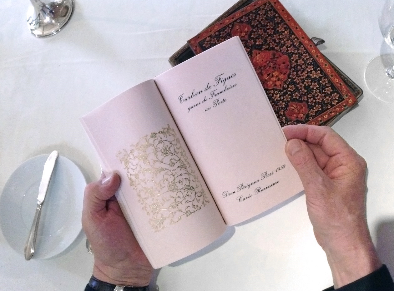 Konuklara sunulan ikramların menüsü, kitap biçiminde hazırlanmıştı. Konuklara sunulan ikramların menüsü, kitap biçiminde hazırlanmıştı.