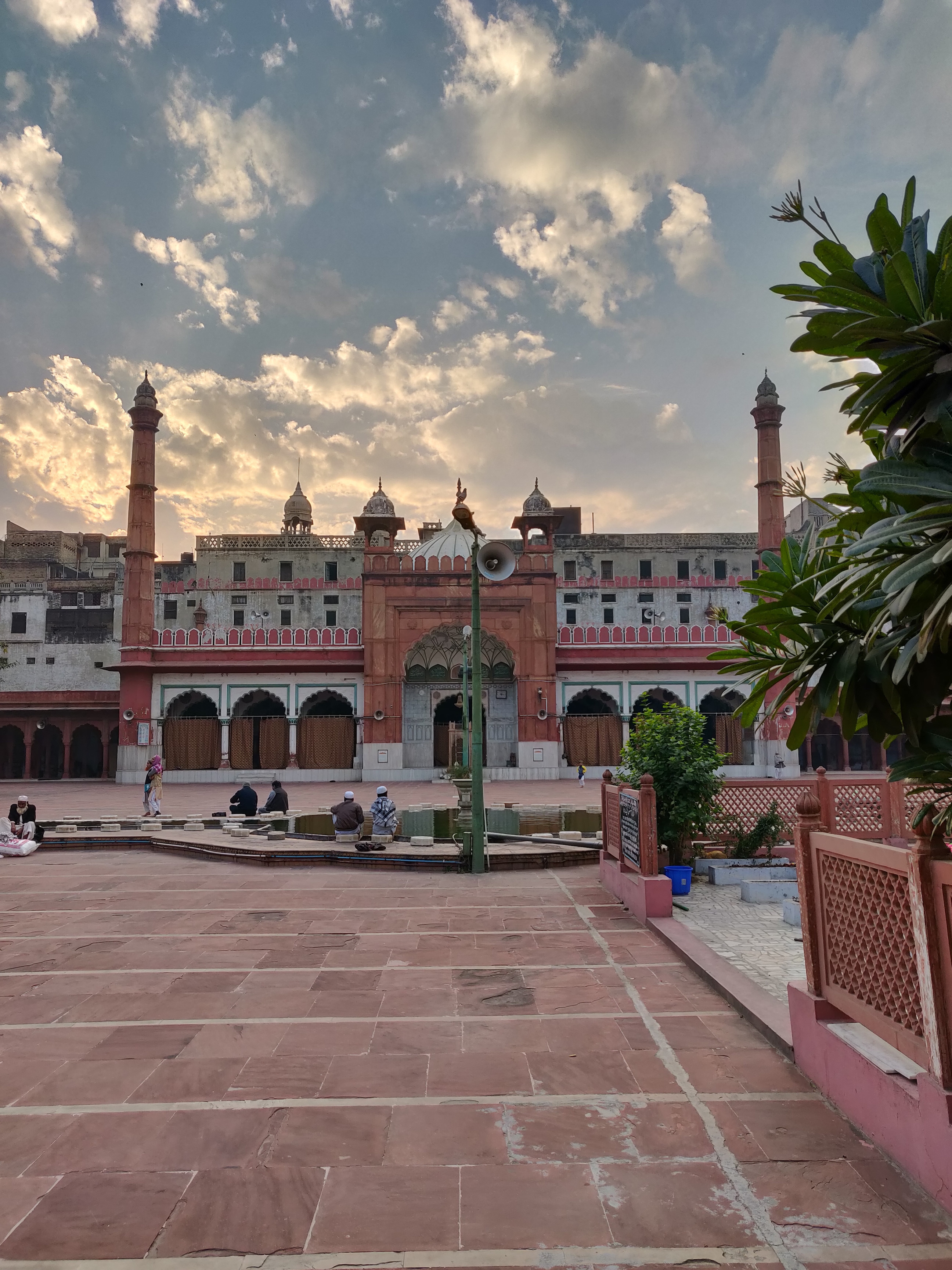 Caminin avlusunda, abdest almak için bir havuz bulunuyor. Caminin avlusunda, abdest almak için bir havuz bulunuyor.