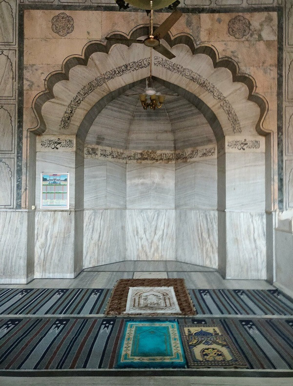 Mermerden inşa edilen mihrap, sadeliğiyle dikkat çekiyor.  Mermerden inşa edilen mihrap, sadeliğiyle dikkat çekiyor.