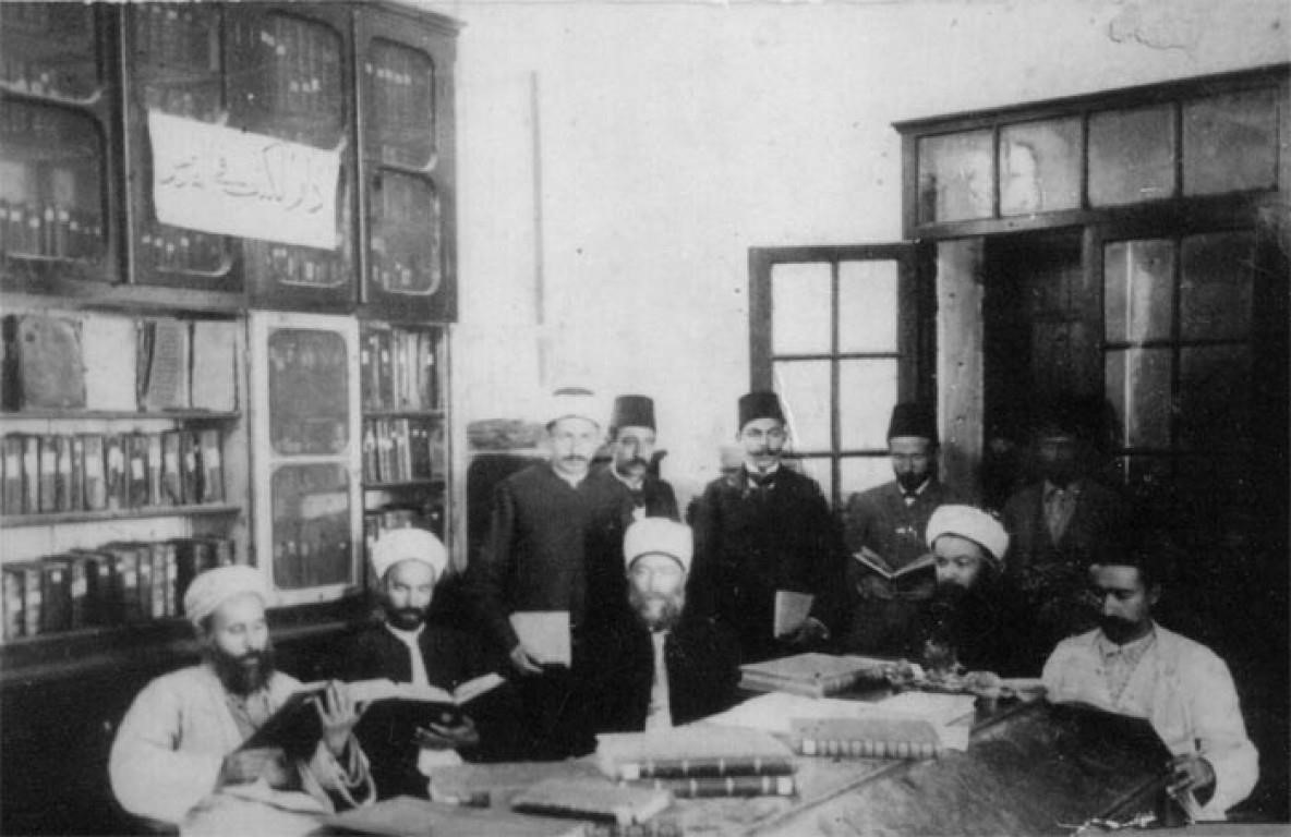 Hacı Râgıp Bey ve arkadaşları, kütüphanede kitaplarla. Hacı Râgıp Bey ve arkadaşları, kütüphanede kitaplarla.