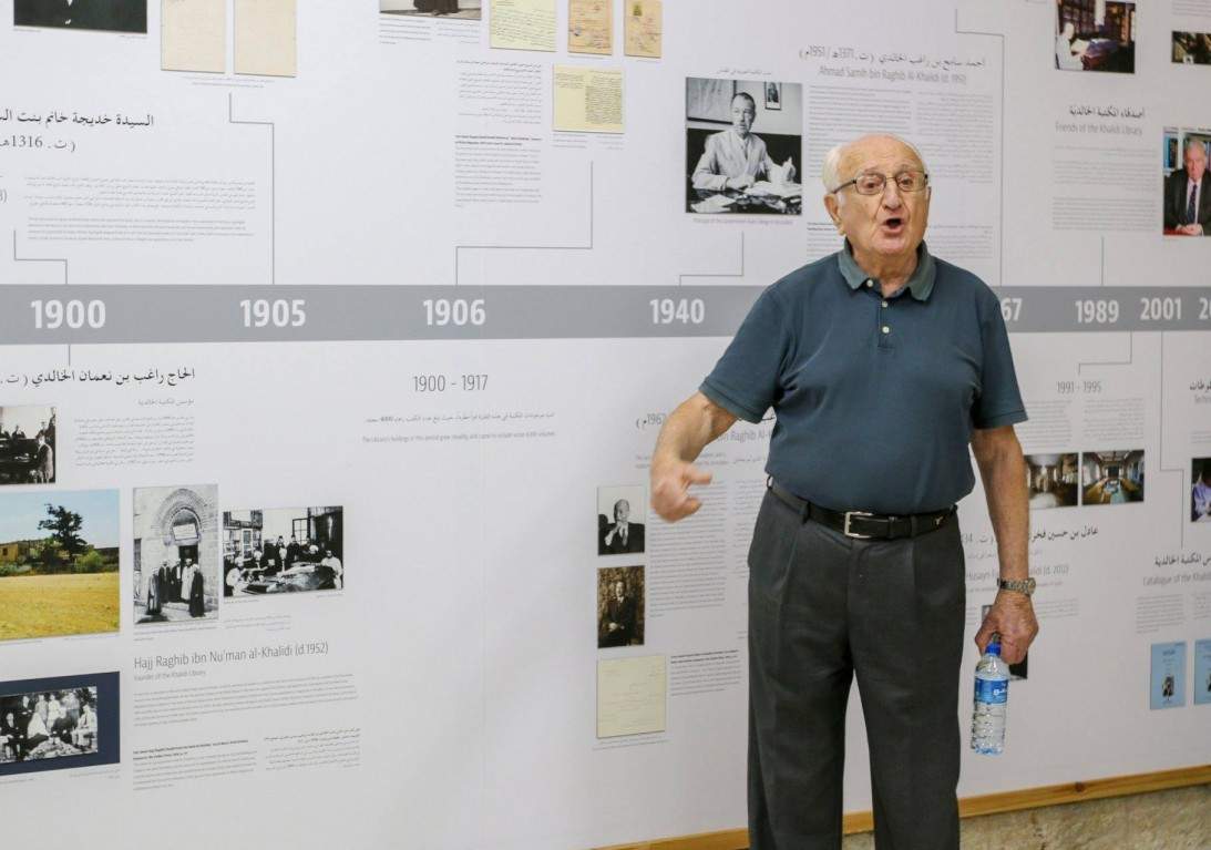 Hâlidî ailesinin günümüzdeki mensuplarından İsâm el-Hâlidî, kütüphanedeki bir programda konuşurken.  Hâlidî ailesinin günümüzdeki mensuplarından İsâm el-Hâlidî, kütüphanedeki bir programda konuşurken.