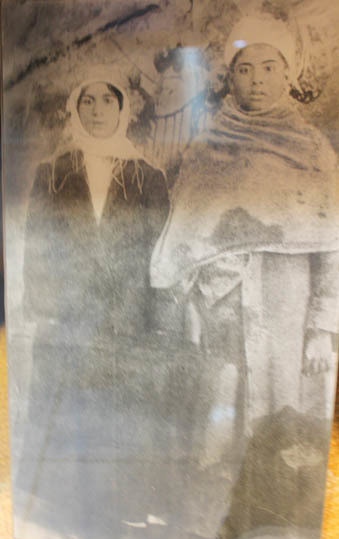 Ümmü Gülsüm (solda), ağabeyi Hâlid'le dinî merasimlerde ilahi söylerken. Ümmü Gülsüm (solda), ağabeyi Hâlid'le dinî merasimlerde ilahi söylerken.