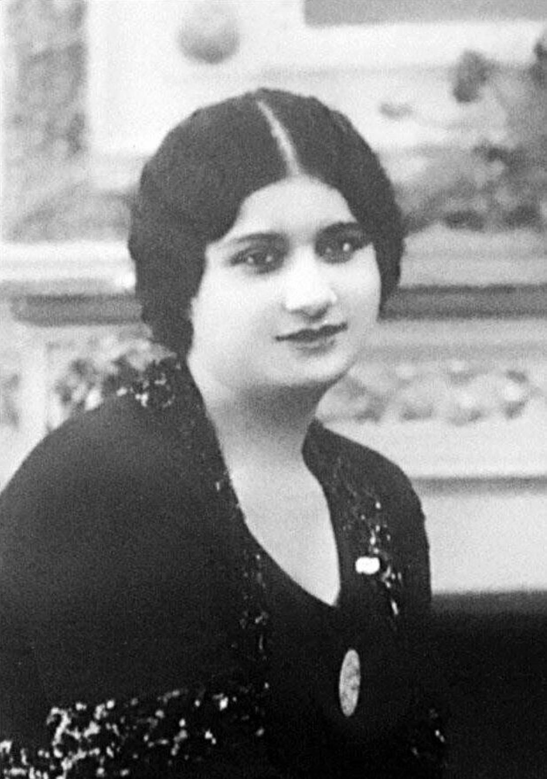 Kahire'ye geldiği yıllarda Ümmü Gülsüm. Kahire'ye geldiği yıllarda Ümmü Gülsüm.