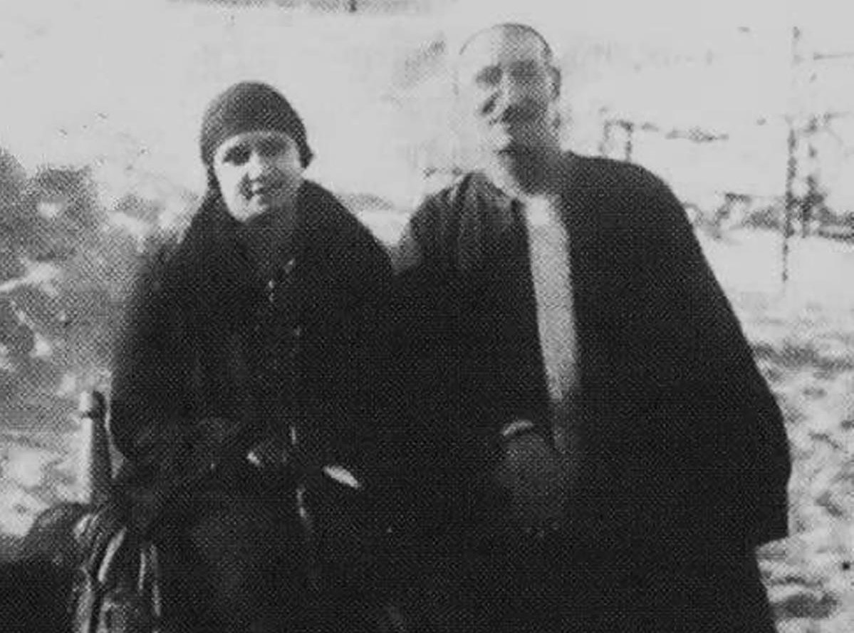 Ümmü Gülsüm ve ilk musikî hocası Ebu'l-Alâ Muhammed. Ümmü Gülsüm ve ilk musikî hocası Ebu'l-Alâ Muhammed.