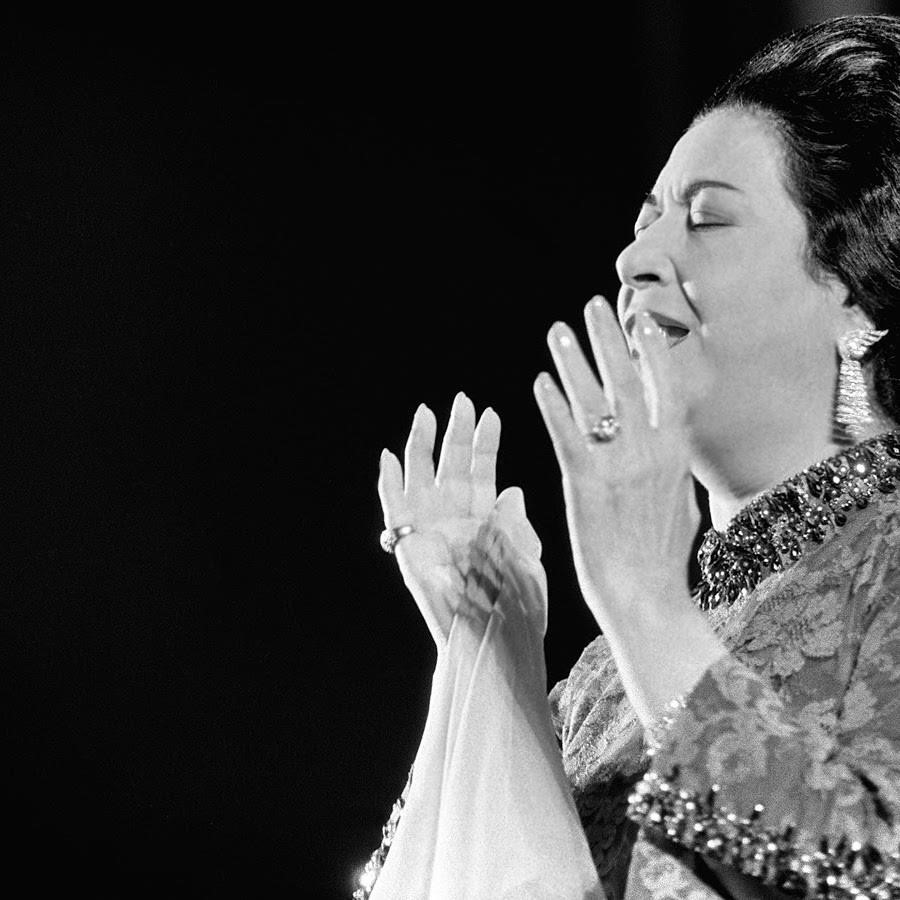 Tok sesi ve saatler süren konserleriyle Ümmü Gülsüm bir efsaneydi. Tok sesi ve saatler süren konserleriyle Ümmü Gülsüm bir efsaneydi.