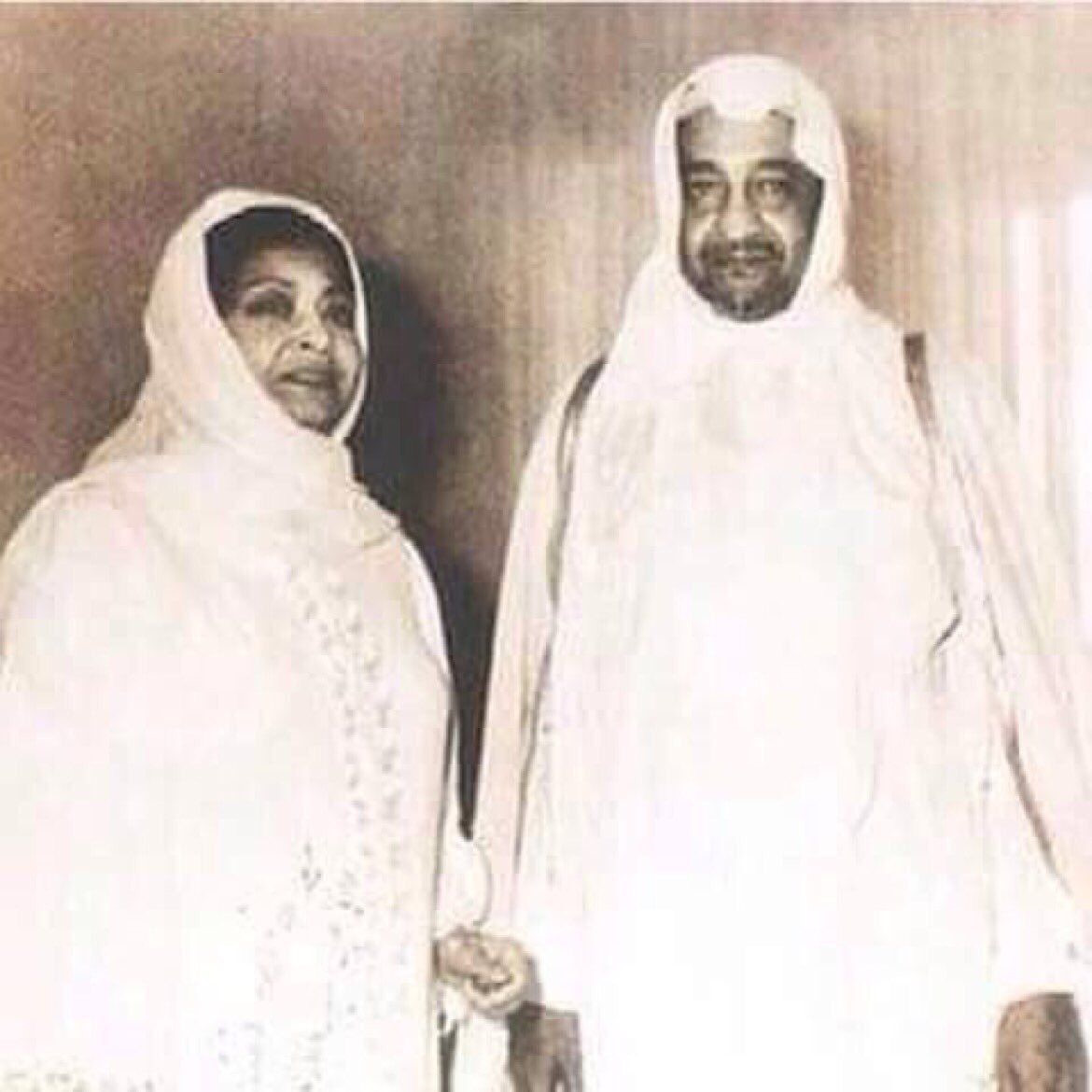 Ümmü Gülsüm bir hac ziyaretinde, şarkılarının birinin de söz yazarı olan Prens Abdullah'la. Ümmü Gülsüm bir hac ziyaretinde, şarkılarının birinin de söz yazarı olan Prens Abdullah'la.