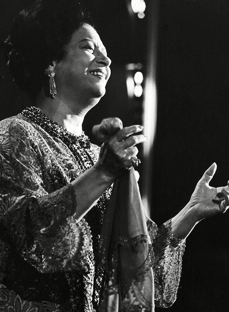 Ümmü Gülsüm, Paris konseri sırasında. Ümmü Gülsüm, Paris konseri sırasında.