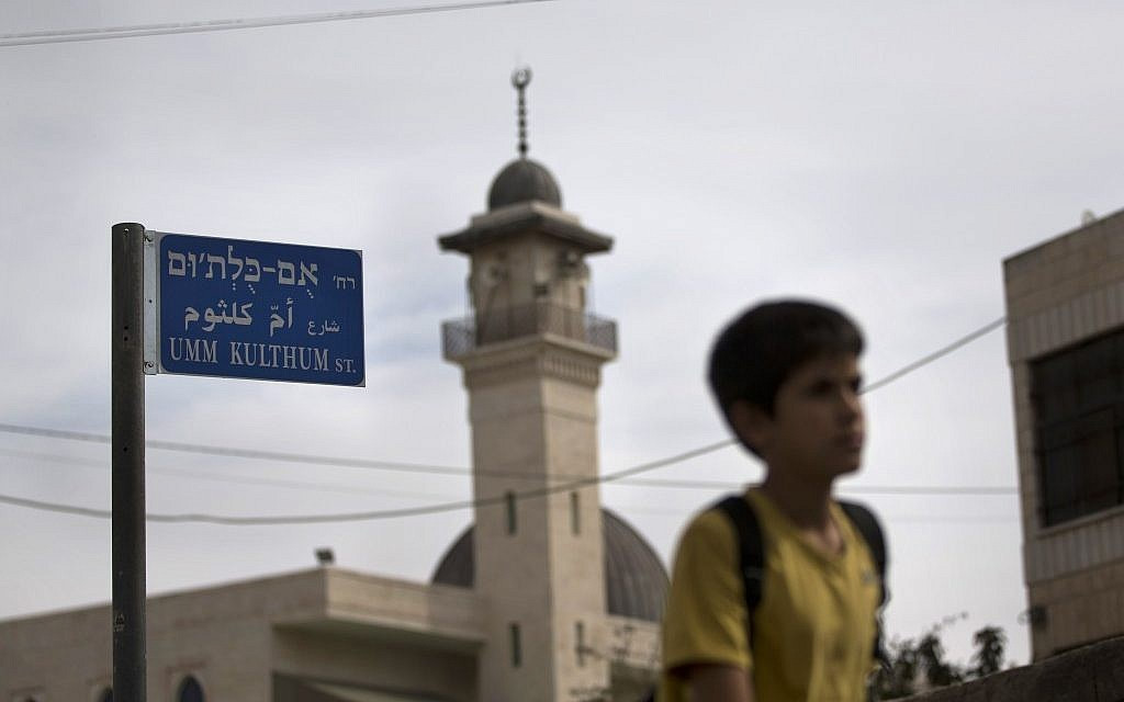 Doğu Kudüs'te Ümmü Gülsüm'ün adını taşıyan bir cadde tabelası. Doğu Kudüs'te Ümmü Gülsüm'ün adını taşıyan bir cadde tabelası.