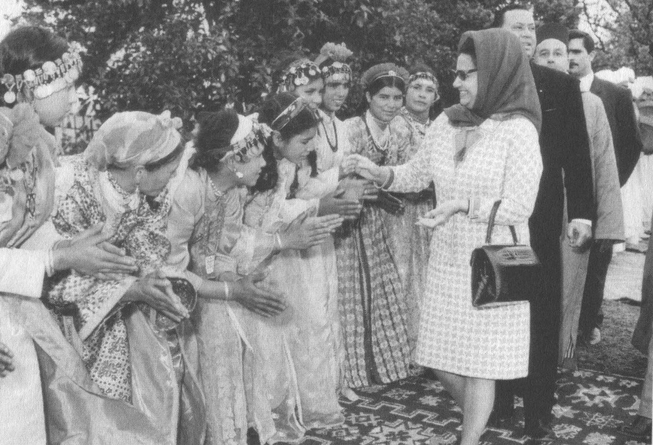 Ümmü Gülsüm, konser için gittiği Fas'ın Marakeş kentinde karşılanırken. Ümmü Gülsüm, konser için gittiği Fas'ın Marakeş kentinde karşılanırken.