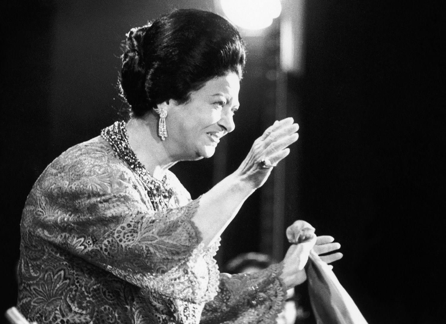 Arapça bilmeyen yabancılar bile Ümmü Gülsüm'ü ilgiyle dinler. Arapça bilmeyen yabancılar bile Ümmü Gülsüm'ü ilgiyle dinler.