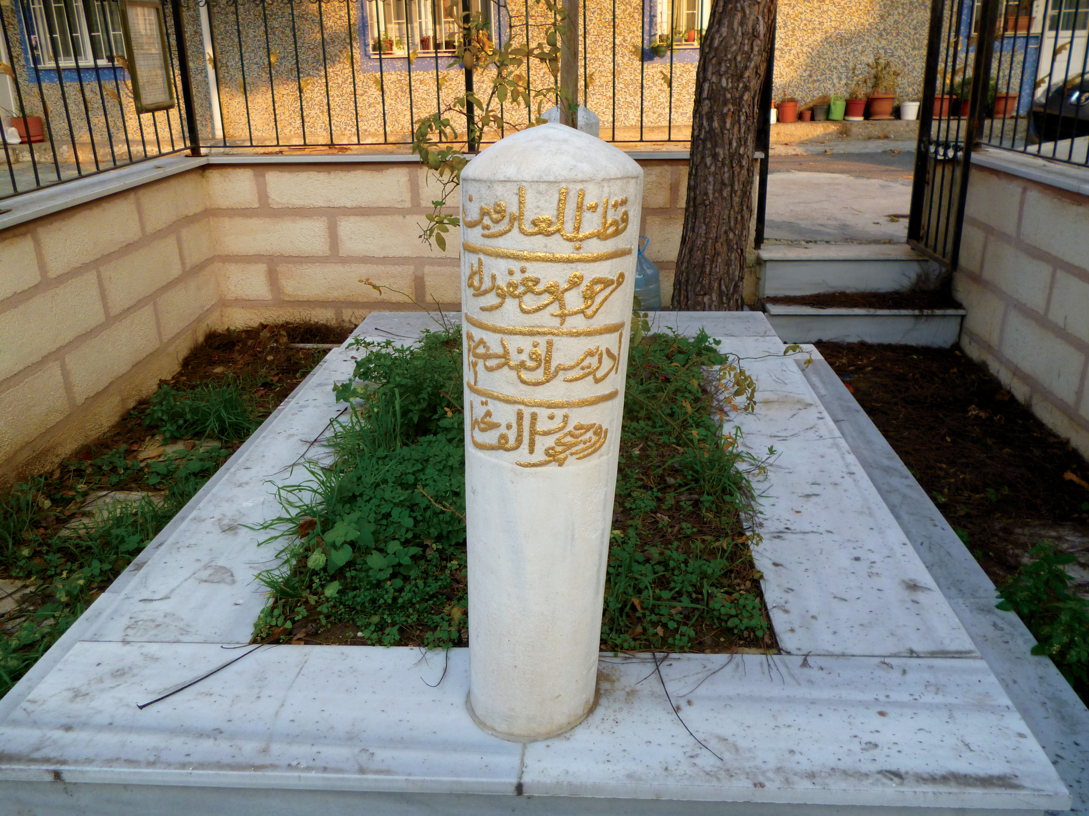 » Övgü vesilesi rakamlar: Yavuz'a 'Alevi katili' sıfatını verenlerin en büyük dayanağı, İdris-i Bitlisî'nin verdiği abartılı rakamlardı. Devrin anlayışının gereği Yavuz'un kahramanlığını yüceltmek için verdiği rakamların yüzyıllar sonra büyük siyasi tartışmalara yol açacağını nereden bilebilirdi ki? Yanda İdris-i Bitlisî'nin Eyüp'teki mezarı görülüyor.  » Övgü vesilesi rakamlar: Yavuz'a 'Alevi katili' sıfatını verenlerin en büyük dayanağı, İdris-i Bitlisî'nin verdiği abartılı rakamlardı. Devrin anlayışının gereği Yavuz'un kahramanlığını yüceltmek için verdiği rakamların yüzyıllar sonra büyük siyasi tartışmalara yol açacağını nereden bilebilirdi ki? Yanda İdris-i Bitlisî'nin Eyüp'teki mezarı görülüyor.