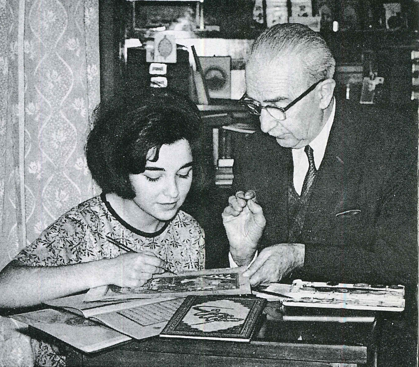 » Hem baba, hem öğretmen: Süheyl Ünver ve sevgili kızı Gülbün Mesara Hanım bir çizim üzerine titizlikle çalışıyorlar. Ünver'in kızına olan sevgisini zarif duruşundan dahi anlamak mümkün. Gülbün Hanım da babasına karşı muhabbet ve hürmetini ölümünden sonra onun koleksiyonlarını kitaplaştırarak gösterecektir. » Hem baba, hem öğretmen: Süheyl Ünver ve sevgili kızı Gülbün Mesara Hanım bir çizim üzerine titizlikle çalışıyorlar. Ünver'in kızına olan sevgisini zarif duruşundan dahi anlamak mümkün. Gülbün Hanım da babasına karşı muhabbet ve hürmetini ölümünden sonra onun koleksiyonlarını kitaplaştırarak gösterecektir.