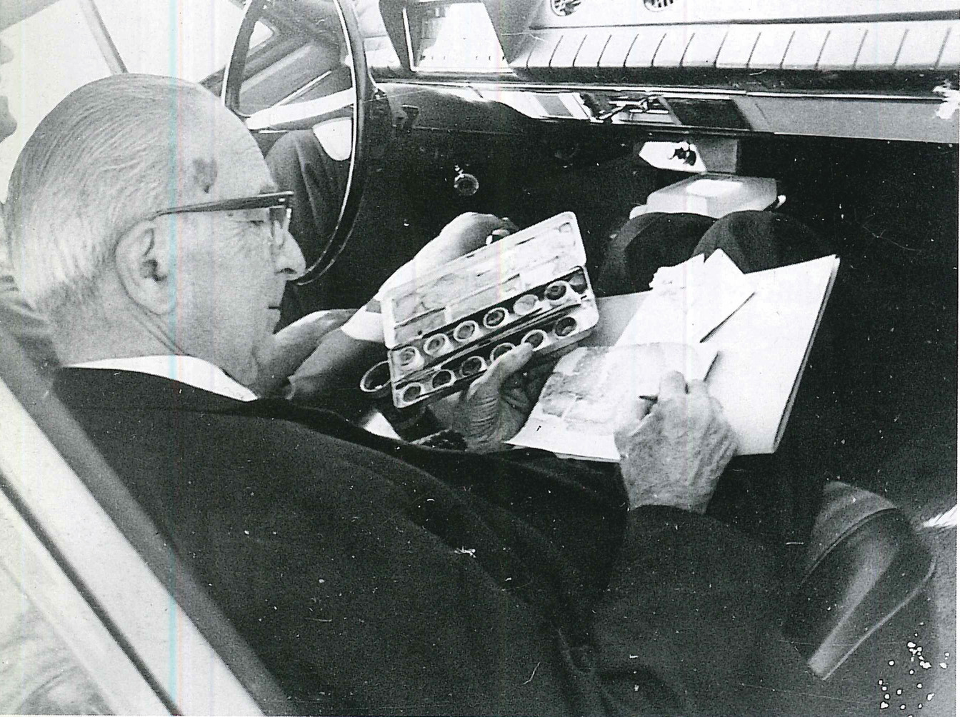 » İstanbul resimlerde mahfuz: Süheyl Ünver İstanbul'un günbegün kaybolan tarihî yapısını resimlerinde olsun saklayabilmek için sarılmıştı fırçasına. 18 yaşından vefatına dek çizim işinden kopmadı. Bayezid Meydanı'na ait bir karpostalın arkasına şu ibretlik notu düşmüştü: 'Bu mekânların dedem devrinden yadigâr eski havasını resimlerle olsa bile tekrar göze tattırmak fena mı?' » İstanbul resimlerde mahfuz: Süheyl Ünver İstanbul'un günbegün kaybolan tarihî yapısını resimlerinde olsun saklayabilmek için sarılmıştı fırçasına. 18 yaşından vefatına dek çizim işinden kopmadı. Bayezid Meydanı'na ait bir karpostalın arkasına şu ibretlik notu düşmüştü: 'Bu mekânların dedem devrinden yadigâr eski havasını resimlerle olsa bile tekrar göze tattırmak fena mı?'