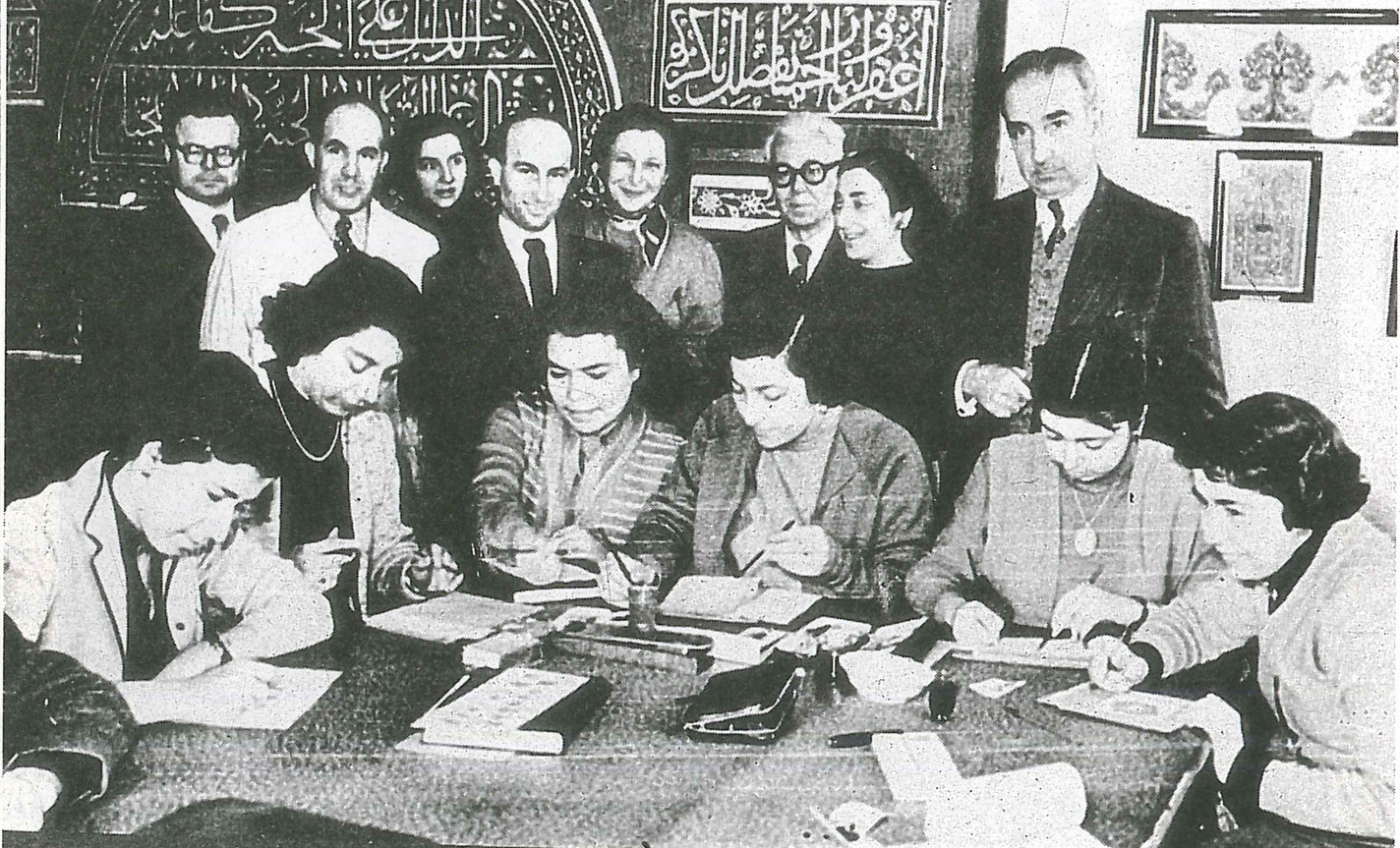 » Sarayda nakış dersleri Süheyl Ünver Topkapı Sarayı Nakışhanesi'nde talebelerine ders veriyor (1946). Ünver'in derslerine ince sanatlara temayülü olan kız öğrenciler rağbet ederdi. » Sarayda nakış dersleri Süheyl Ünver Topkapı Sarayı Nakışhanesi'nde talebelerine ders veriyor (1946). Ünver'in derslerine ince sanatlara temayülü olan kız öğrenciler rağbet ederdi.