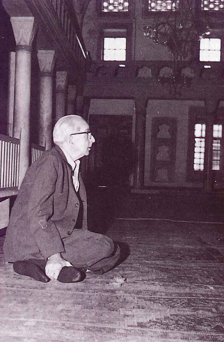 » Letafetle kuşanan kalem: Süheyl Ünver'in Uğur Derman'a yazdığı lale biçimindeki hayrete şayan mektupta (üstte saolda)deseni ve renkleri oluşturmak 5-6 dakikasını almış sadece. Mektubu 1961'in 29 Mart-14 Nisan'ında Kadıköy vapurundaki birkaç dakikalık boşluklardan faydalanarak ve okuma kolaylığı sunsun diye 1-2-3... diye paftalara ayırarak tamamlamış. Yanda ise bir camideki işlemeleri pür dikkat seyre dalmış, kim bilir hangi tarih devrinin yollarında hayalen yürüyor. » Letafetle kuşanan kalem: Süheyl Ünver'in Uğur Derman'a yazdığı lale biçimindeki hayrete şayan mektupta (üstte saolda)deseni ve renkleri oluşturmak 5-6 dakikasını almış sadece. Mektubu 1961'in 29 Mart-14 Nisan'ında Kadıköy vapurundaki birkaç dakikalık boşluklardan faydalanarak ve okuma kolaylığı sunsun diye 1-2-3... diye paftalara ayırarak tamamlamış. Yanda ise bir camideki işlemeleri pür dikkat seyre dalmış, kim bilir hangi tarih devrinin yollarında hayalen yürüyor.