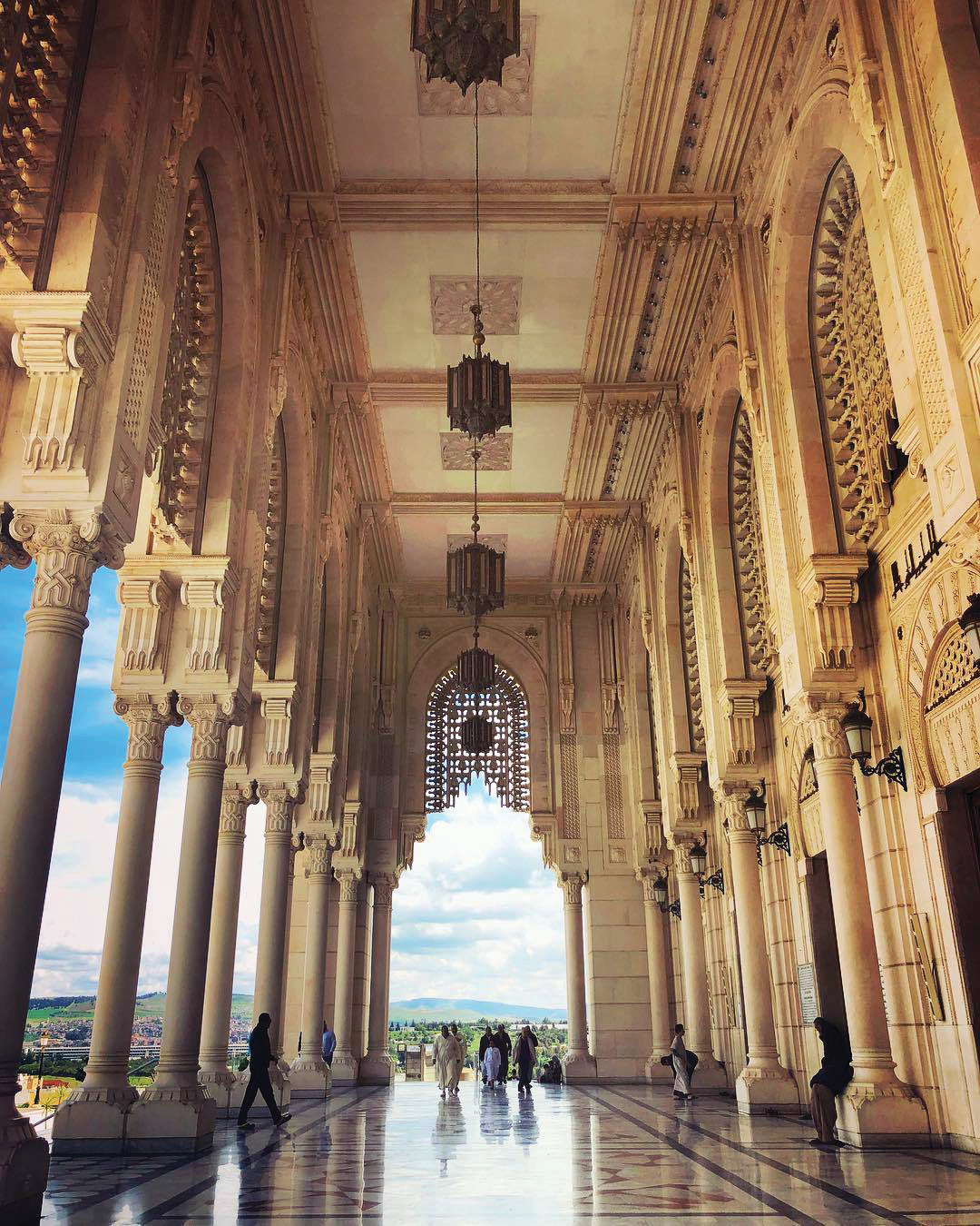 Emir Abdülkâdir Camii bünyesinde İslâmî ilimler eğitimi veren bir üniversite de yer almaktadır. Emir Abdülkâdir Camii bünyesinde İslâmî ilimler eğitimi veren bir üniversite de yer almaktadır.