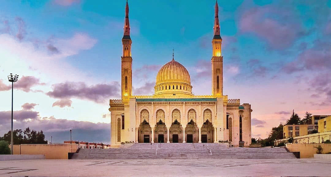 Cezayir'in Kasantîne şehrinde Emir Abdülkâdir adına inşa edilen cami 1994 yılında ibadete açıldı. Cezayir'in Kasantîne şehrinde Emir Abdülkâdir adına inşa edilen cami 1994 yılında ibadete açıldı.