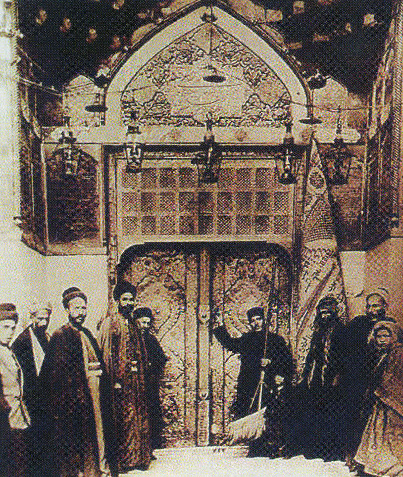 Hz. Ali'nin Kûfe'deki evi: Hz. Ali Cemel Savaşı'ndan sonra başkenti Medine'den Kûfe'ye taşıdı ve şehit edilinceye kadar orada ikamet etti. Hz. Ali'nin o dönemde yaşadığı mescidin yerine sonradan büyük bir cami inşa edildi. 1915 yılında çekilmiş bu fotoğrafta Hz. Ali'nin Kûfe Mescidi'nde bulunan evinin kapısı ve ziyaretçileri görülüyor.  Hz. Ali'nin Kûfe'deki evi: Hz. Ali Cemel Savaşı'ndan sonra başkenti Medine'den Kûfe'ye taşıdı ve şehit edilinceye kadar orada ikamet etti. Hz. Ali'nin o dönemde yaşadığı mescidin yerine sonradan büyük bir cami inşa edildi. 1915 yılında çekilmiş bu fotoğrafta Hz. Ali'nin Kûfe Mescidi'nde bulunan evinin kapısı ve ziyaretçileri görülüyor.