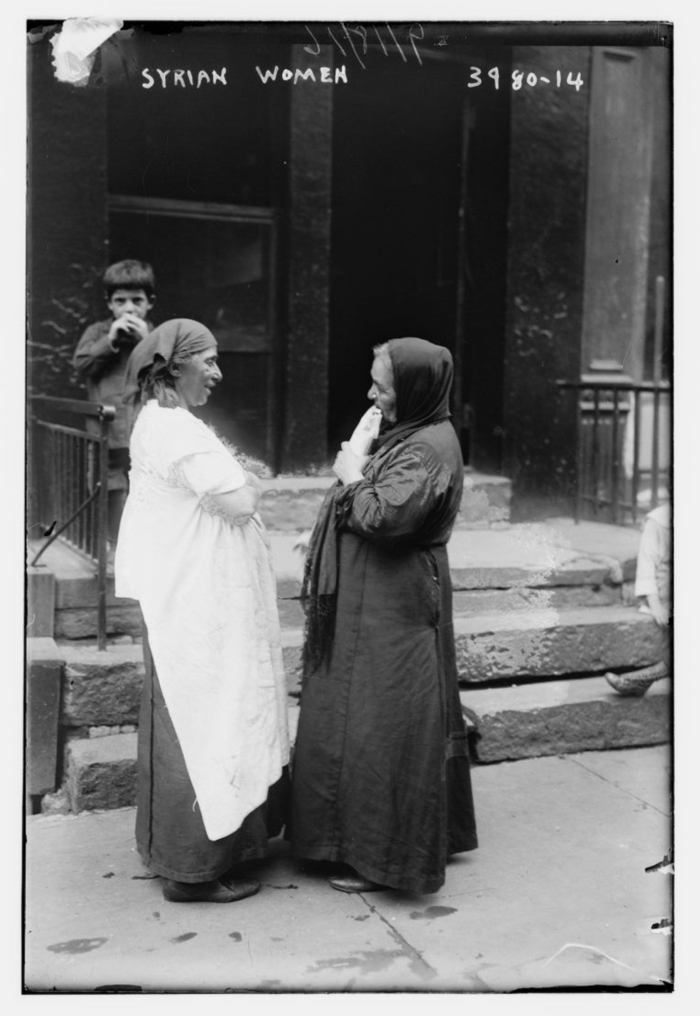 Washington Caddesi'ndeki Küçük Suriye sokağında sohbet eden iki kadın. Washington Caddesi'ndeki Küçük Suriye sokağında sohbet eden iki kadın.