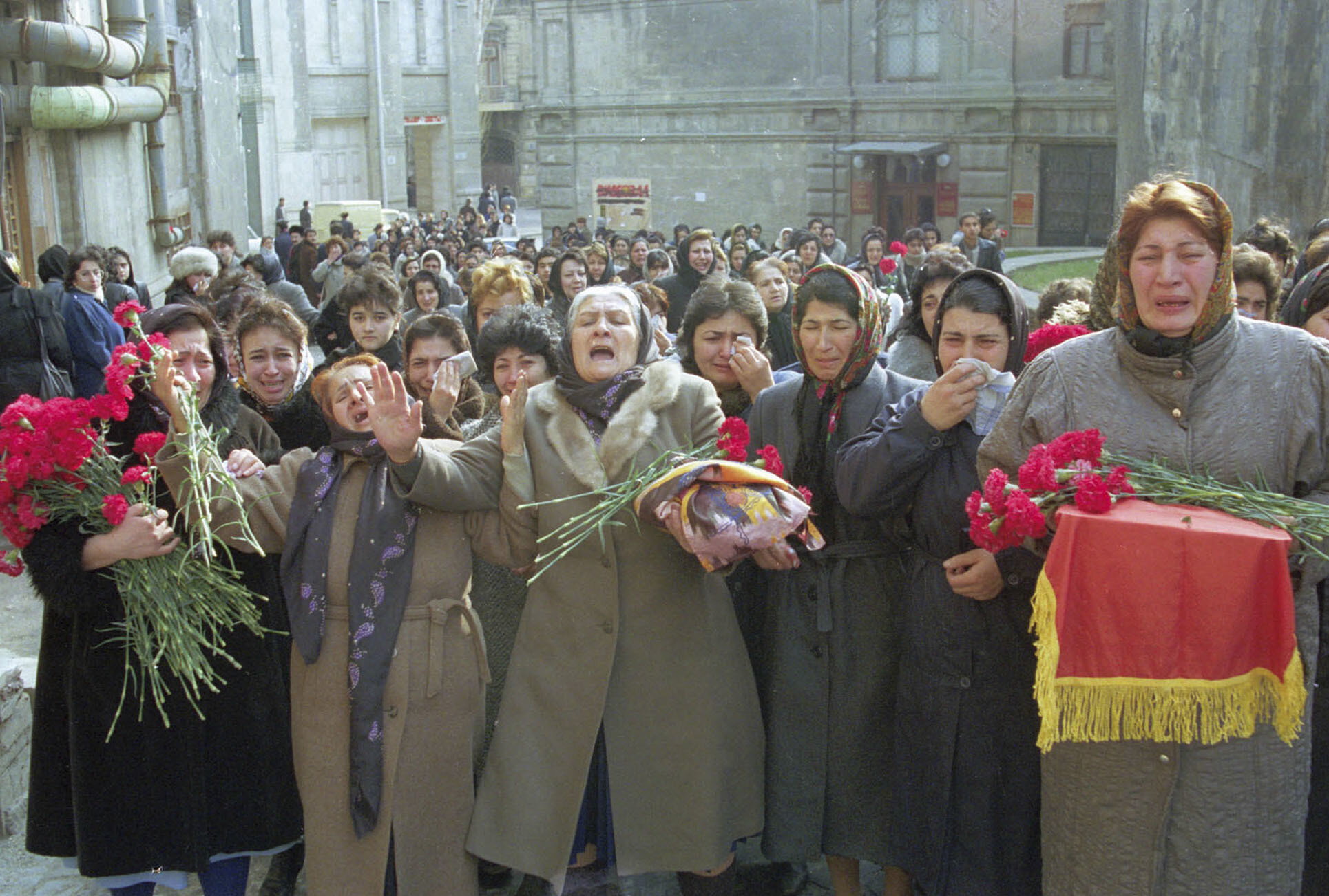 Acılı Azerbaycanlılar, 20 Ocak katliamının simgesi haline gelen karanfil çiçekleri taşırken. Acılı Azerbaycanlılar, 20 Ocak katliamının simgesi haline gelen karanfil çiçekleri taşırken.