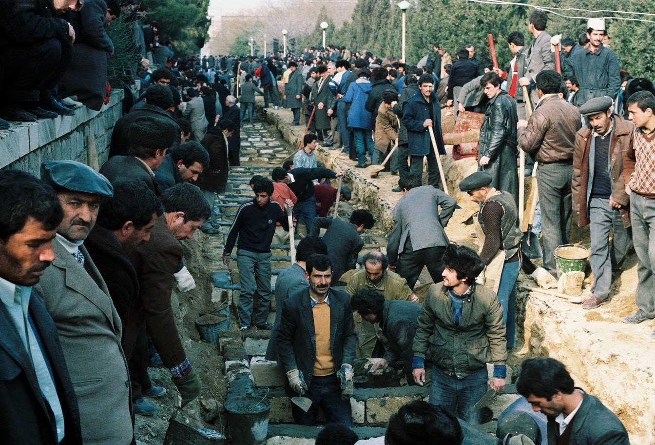 Şehitlerin naaşları, 31 Mart 1918'de Ermenilerin saldırıları sonucu hayatını kaybeden Azerbaycanlıların cenazelerinin toprağa verildiği, daha sonra Sovyet döneminde park haline getirilen Dağüstü Park'ta defnedildi. Şehitlerin naaşları, 31 Mart 1918'de Ermenilerin saldırıları sonucu hayatını kaybeden Azerbaycanlıların cenazelerinin toprağa verildiği, daha sonra Sovyet döneminde park haline getirilen Dağüstü Park'ta defnedildi.