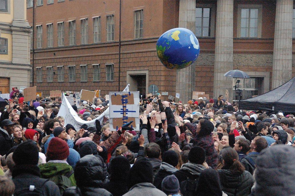 Literatürdeki tanımıyla gençlik politikası, kökleri sosyolojiye, psikolojiye ve siyaset bilimine dayanan çok disiplinli bir olgu ve gençleri toplumun aktif ve etkin bir parçası hâline getirmeye yönelik bir dizi politikayla birlikte, bunların koordinasyonudur. Literatürdeki tanımıyla gençlik politikası, kökleri sosyolojiye, psikolojiye ve siyaset bilimine dayanan çok disiplinli bir olgu ve gençleri toplumun aktif ve etkin bir parçası hâline getirmeye yönelik bir dizi politikayla birlikte, bunların koordinasyonudur.
