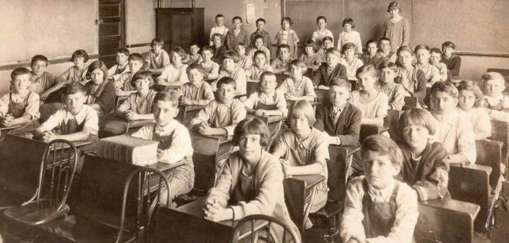 Genç kuşaklar için iyi bir eğitim aldıktan sonra iyi kazancı olan bir işe ve sosyal güvenceye sahip olmak hiç de inandırıcı bir vaat değil. Genç kuşaklar için iyi bir eğitim aldıktan sonra iyi kazancı olan bir işe ve sosyal güvenceye sahip olmak hiç de inandırıcı bir vaat değil.