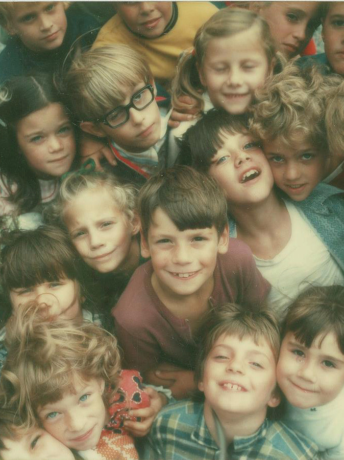 Yetişkinlerin dünyasına doğan çocuk onlar gibi düşünmek, davranmak ve hissetmekle kendini tamamlamaya çalışır. Yetişkinlerin dünyasına doğan çocuk onlar gibi düşünmek, davranmak ve hissetmekle kendini tamamlamaya çalışır.