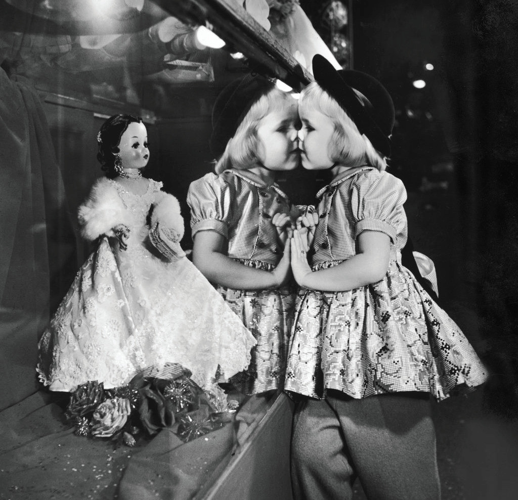 Yetişkin ve çocuğun ayrı dünyalara ait olduğu modern kültürün temel varsayımlarından biridir. Yetişkin ve çocuğun ayrı dünyalara ait olduğu modern kültürün temel varsayımlarından biridir.