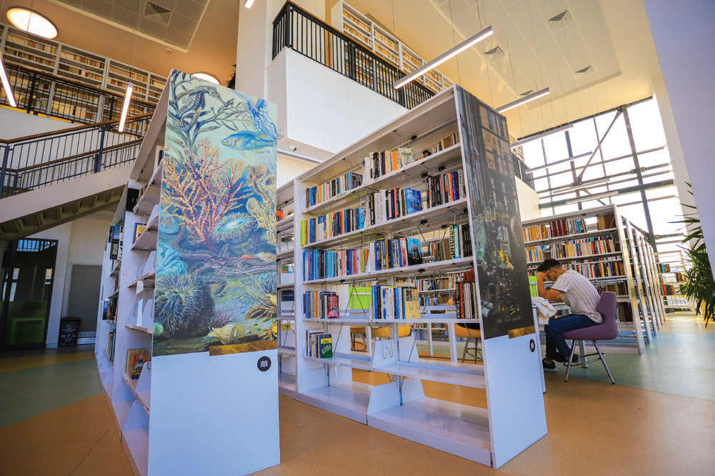 Şüphesiz kitap sevmeyen yazar olmaz, çoğumuz sevdiğimiz kitapların, sevdiğimiz yazarların ruhumuzda harekete geçirdiği hislerle atılırız yazma serüvenine. Şüphesiz kitap sevmeyen yazar olmaz, çoğumuz sevdiğimiz kitapların, sevdiğimiz yazarların ruhumuzda harekete geçirdiği hislerle atılırız yazma serüvenine.