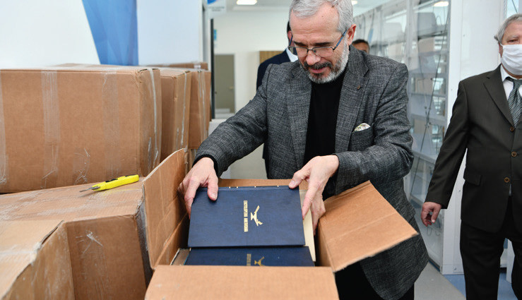 Ahmet Kot kitapların bir kısmını dünyanın dört bir tarafından, daha çok da Londra'dan taşıdı Türkiye'ye. Ahmet Kot kitapların bir kısmını dünyanın dört bir tarafından, daha çok da Londra'dan taşıdı Türkiye'ye.