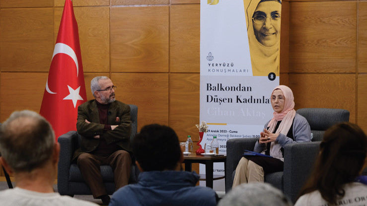 'Balkondan Düşen Kadınlar' başlıklı bir konuşma.  'Balkondan Düşen Kadınlar' başlıklı bir konuşma.