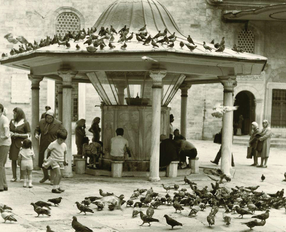 Osmanlı memurlarının yıllıklarına bakıldığında, iftara davet ettiği kişilerin arasında çok sayıda gayrimüslim de yer alır. Osmanlı memurlarının yıllıklarına bakıldığında, iftara davet ettiği kişilerin arasında çok sayıda gayrimüslim de yer alır.