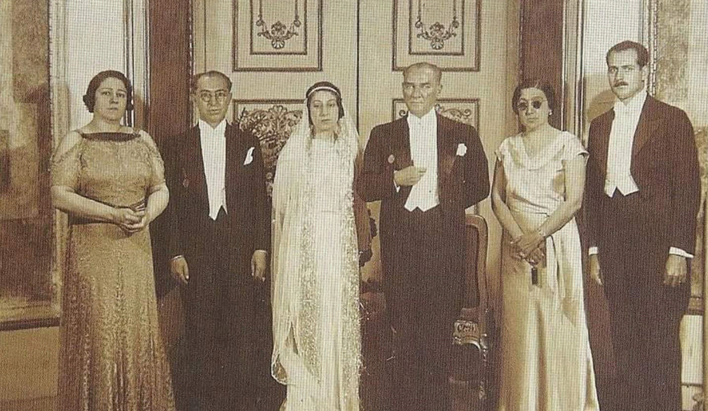 Yahya Kemal'in ayrılma yazısı Mustafa Kemal Paşa tarafından imzalanarak görevden ayrılışı resmiyet kesbetmiştir. Yahya Kemal'in ayrılma yazısı Mustafa Kemal Paşa tarafından imzalanarak görevden ayrılışı resmiyet kesbetmiştir.