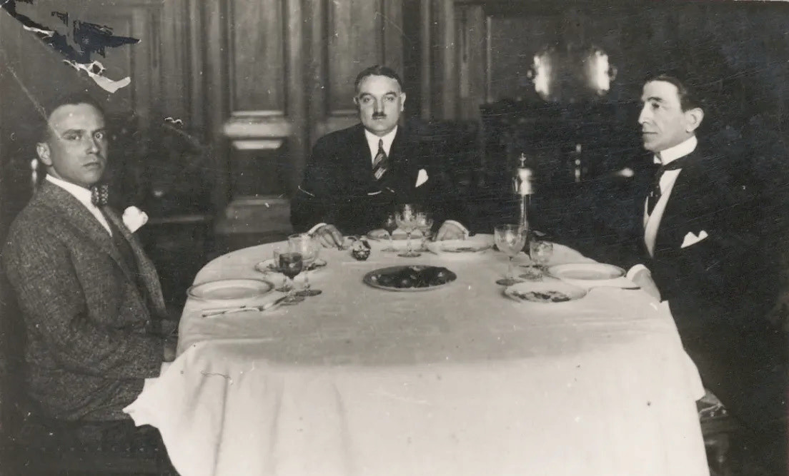 Vâlâ Nurettin, vehimli bir yapıya sahip olan Yahya Kemal'in Ankara'nın onu gözden çıkardığını düşündüğü için ciddi bir ruhsal bir çöküntüye girdiğini yazmıştır. Vâlâ Nurettin, vehimli bir yapıya sahip olan Yahya Kemal'in Ankara'nın onu gözden çıkardığını düşündüğü için ciddi bir ruhsal bir çöküntüye girdiğini yazmıştır.