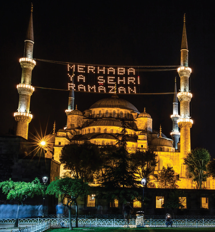 Hilalin kesinliği teyit edildikten sonra bu müjdeyi verenlere ikram, Mahyacıbaşı'na da mahyaları yakması emri verilir. Hilalin kesinliği teyit edildikten sonra bu müjdeyi verenlere ikram, Mahyacıbaşı'na da mahyaları yakması emri verilir.