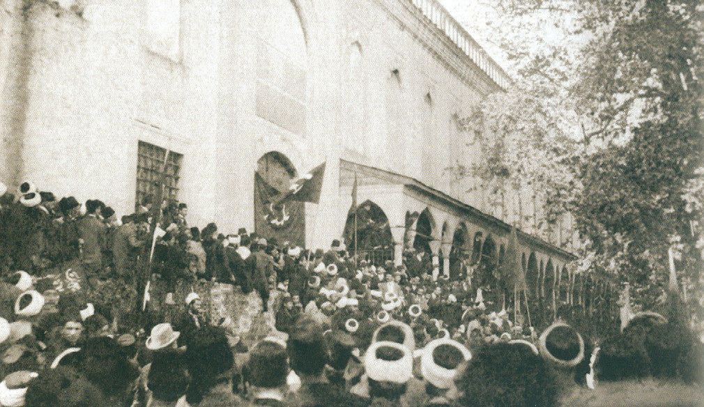Unutmayın Türkiye'nin ilk politik İslamcıları da Abdülhamid karşıtıydı ve 1908 Devrimi'nden sonra gelenek yaratacak İslamcı dergi ve gazeteler de 1908 Devrimi'nin bu siyasal ikliminde yayımlanmaya başladılar. Unutmayın Türkiye'nin ilk politik İslamcıları da Abdülhamid karşıtıydı ve 1908 Devrimi'nden sonra gelenek yaratacak İslamcı dergi ve gazeteler de 1908 Devrimi'nin bu siyasal ikliminde yayımlanmaya başladılar.