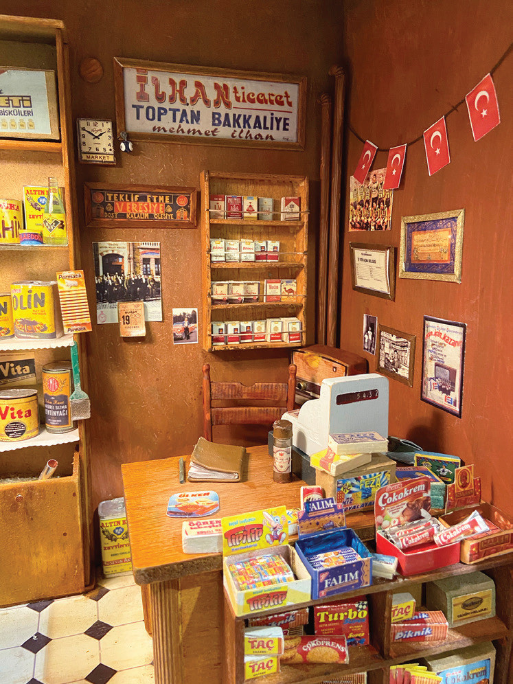 Bazı bakkallar defter işini bilgisayara dökse de kareli defterin hâlâ Anadolu'da geçerliliği vardır. Bazı bakkallar defter işini bilgisayara dökse de kareli defterin hâlâ Anadolu'da geçerliliği vardır.