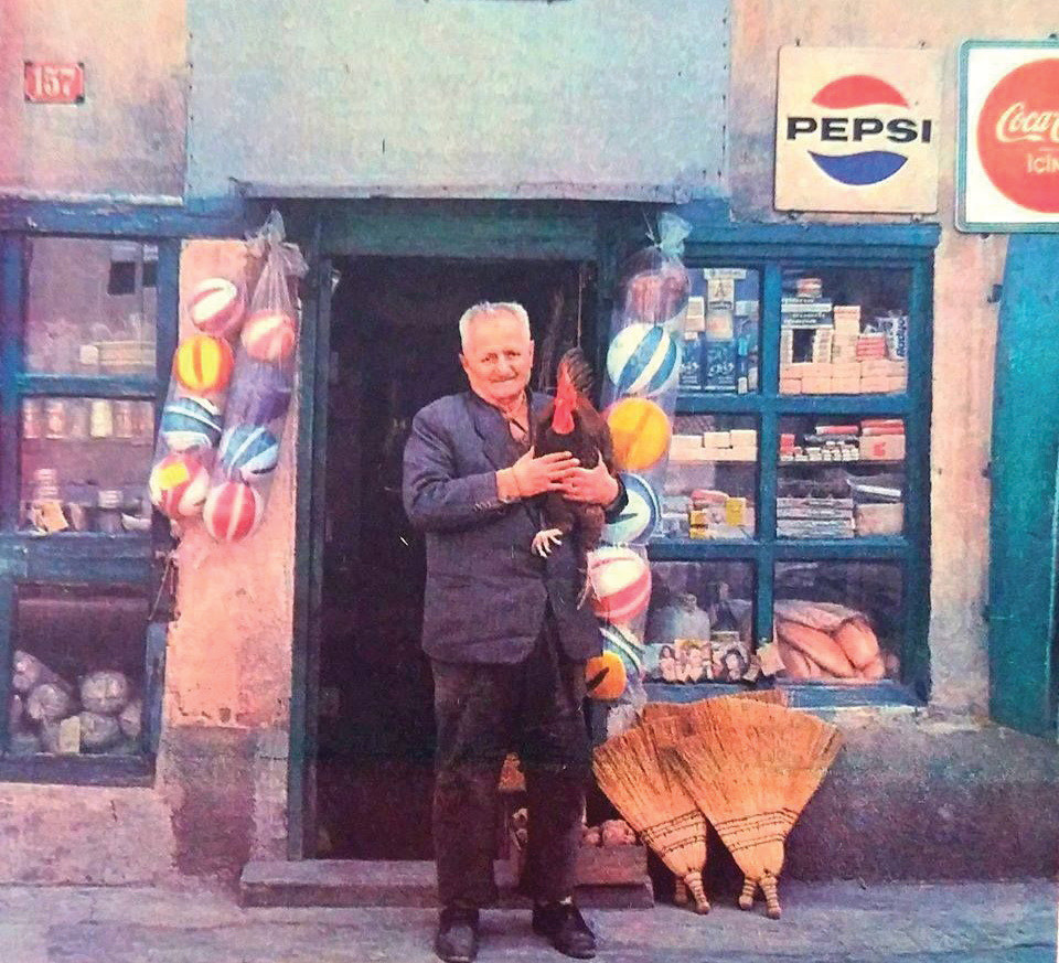 Büyük şehirlerde bakkal belki küçük semtlerin çıkmaz sokaklı mahalle aralarında kalmıştır ama Anadolu insanı hâlâ bakkalın kapısını aşındırmaya devam ediyor. Büyük şehirlerde bakkal belki küçük semtlerin çıkmaz sokaklı mahalle aralarında kalmıştır ama Anadolu insanı hâlâ bakkalın kapısını aşındırmaya devam ediyor.