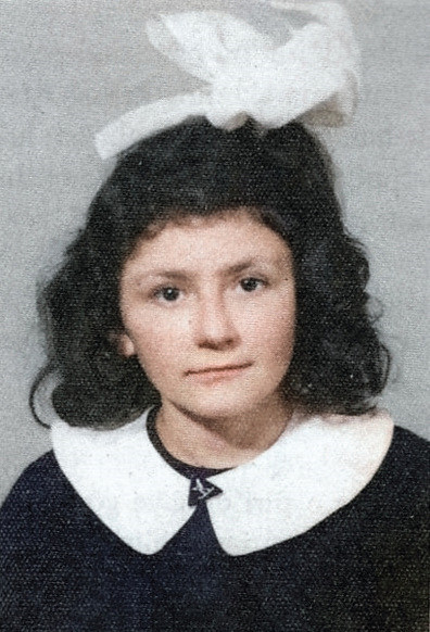 Pınar Kür'ün ilk okul yıllarından bir fotoğraf. Pınar Kür'ün ilk okul yıllarından bir fotoğraf.