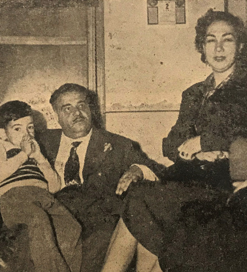 Asaf Hâlet Çelebi, erken yaşta vefat eden oğlu ve eşiyle çekilmiş fotoğrafı. Asaf Hâlet Çelebi, erken yaşta vefat eden oğlu ve eşiyle çekilmiş fotoğrafı.