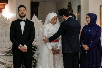 İslami kimliğin geniş bir temsilini izlediğimiz Kızılcık Şerbeti, Kızıl Goncalar ve Ömer dizileri -yansıtılan yaşantılar ve karakterler bağlamında- dindarları temsil etmediği konusunda dindar kesim tarafından ilk etapta kaygıyla karşılandı. İslami kimliğin geniş bir temsilini izlediğimiz Kızılcık Şerbeti, Kızıl Goncalar ve Ömer dizileri -yansıtılan yaşantılar ve karakterler bağlamında- dindarları temsil etmediği konusunda dindar kesim tarafından ilk etapta kaygıyla karşılandı.