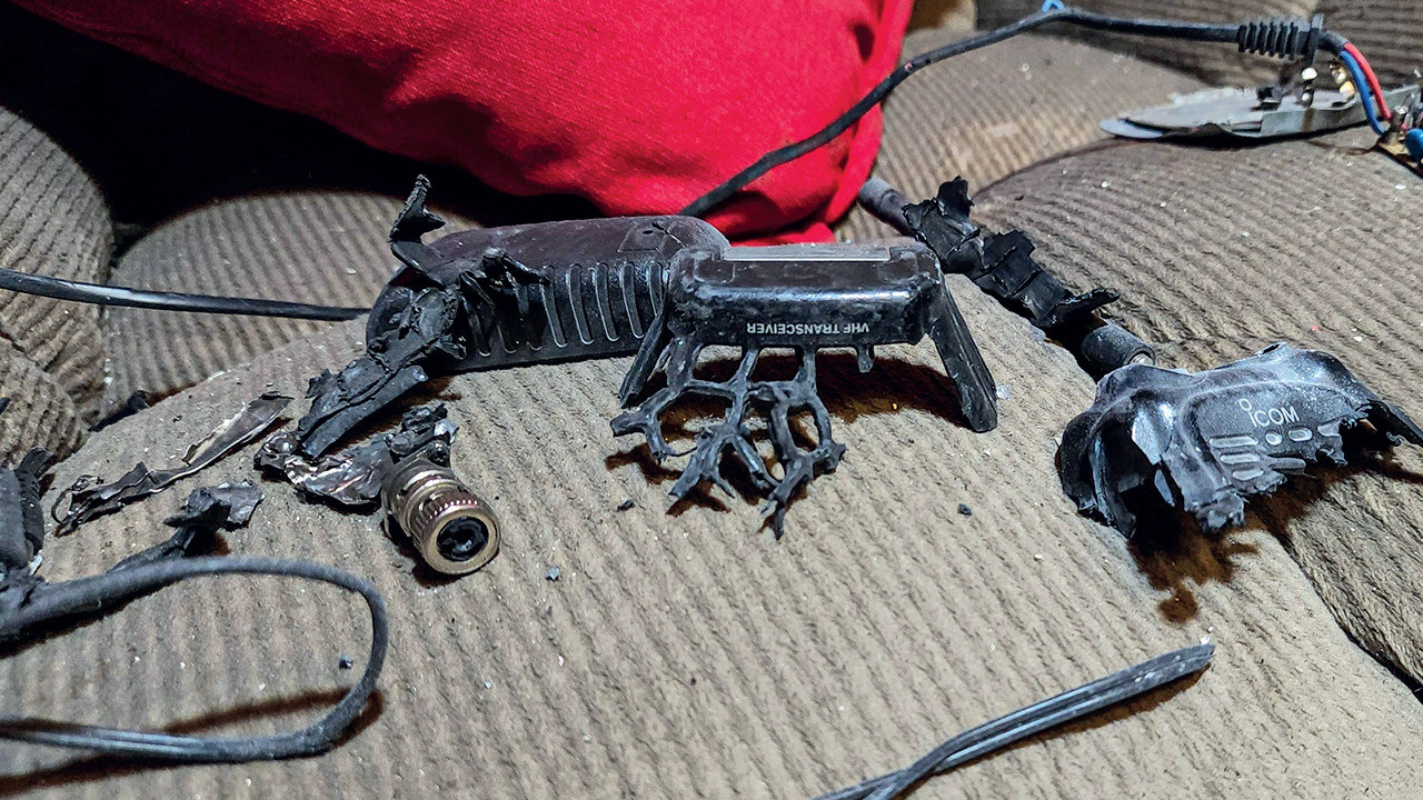 İletişim cihazlarına sızarak istihbarat faaliyeti yürütmek teknolojinin gelişiminden bu yana kullanılan yöntemlerden biri oldu. İletişim cihazlarına sızarak istihbarat faaliyeti yürütmek teknolojinin gelişiminden bu yana kullanılan yöntemlerden biri oldu.