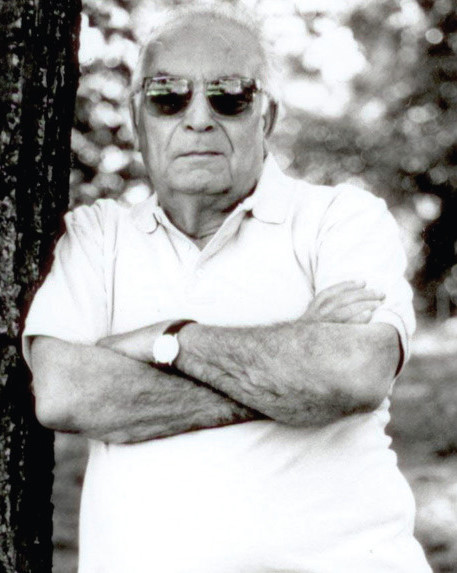 Edebiyat tarihimizdeki pek çok edip gibi Yaşar Kemal de edebiyat âlemine şiirler yazarak girmiştir. Edebiyat tarihimizdeki pek çok edip gibi Yaşar Kemal de edebiyat âlemine şiirler yazarak girmiştir.