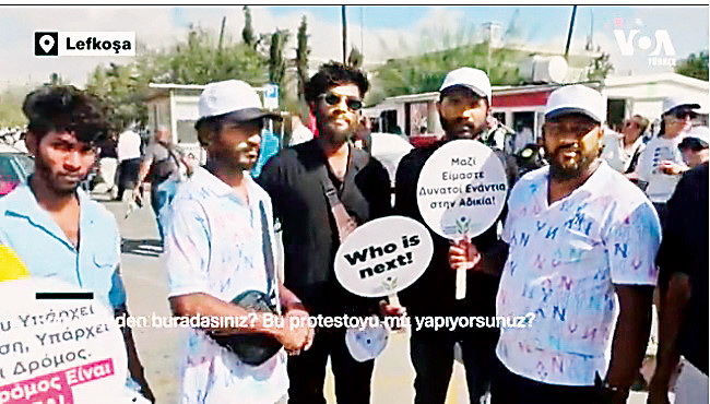 Simon için yürüyen yabancılar. Simon için yürüyen yabancılar.