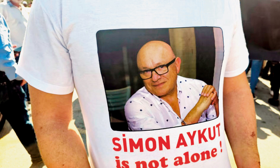 Simon yalnız değil. Simon yalnız değil.